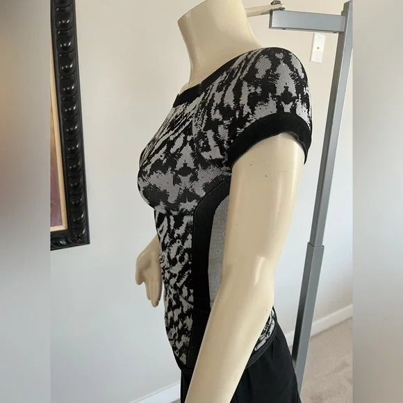 bebe Black & White Knit Patterned Top – Size M (Fits XS–S) - Picture 5 of 9